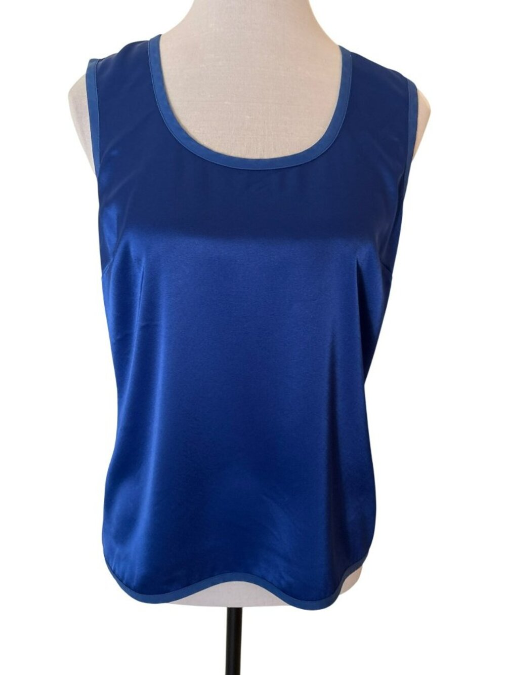 St. John Liquid Satin Scoop Neck Shell Top Size 4